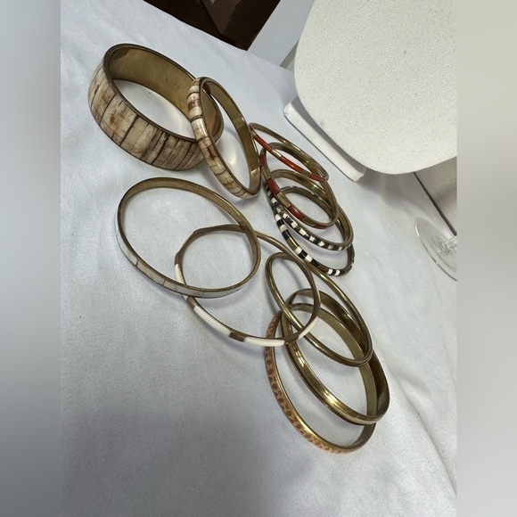 Mixed group of bone and inlaid style bangle bracelets - Picture 3 of 3